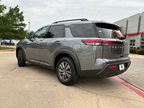 Used 2025 Nissan Pathfinder SV FWD image 8