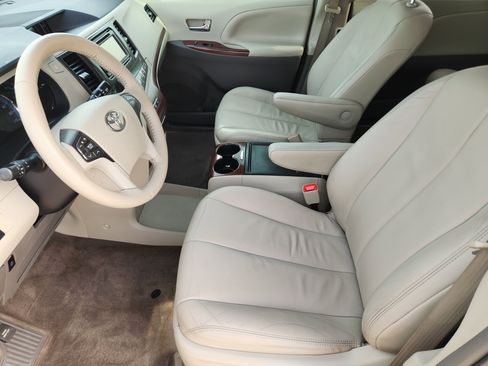 Used 2014 Toyota Sienna XLE image 14