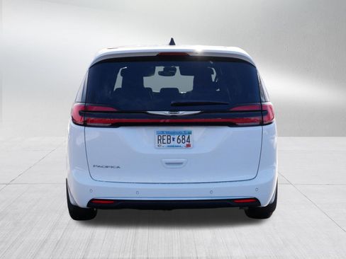 Used 2025 Chrysler Pacifica Select w/ Uconnect Theater Family Group image 6