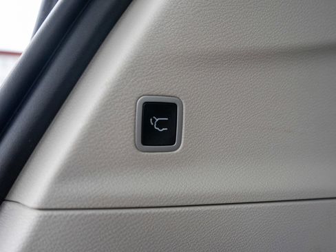 Used 2023 Chrysler Pacifica Limited image 10