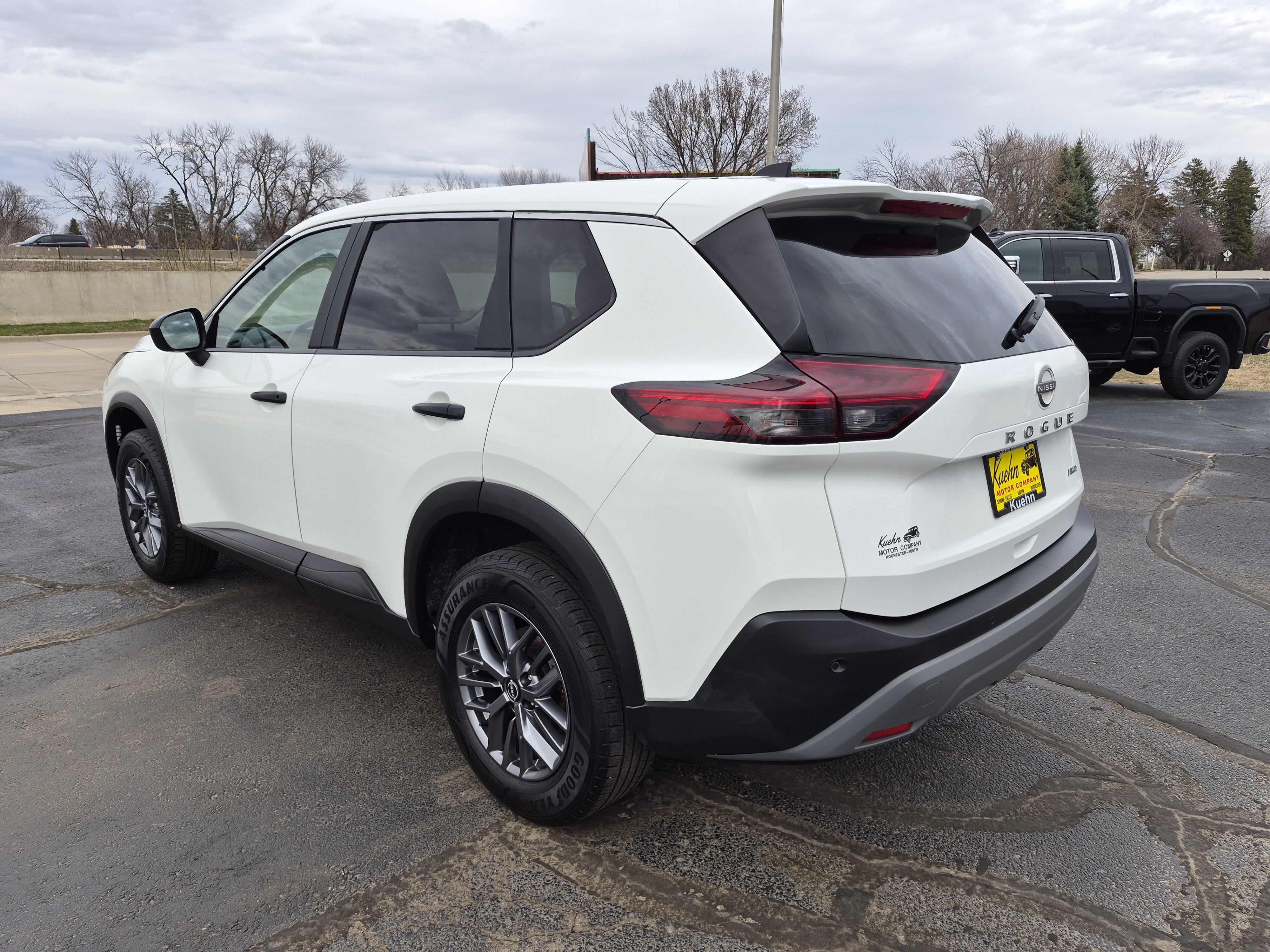 Used 2023 Nissan Rogue S AWD/4WD image 6