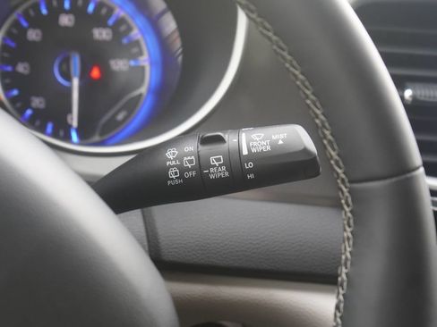Used 2024 Chrysler Pacifica Touring-L FWD image 17