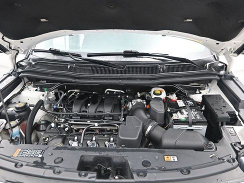 Used 2018 Ford Explorer XLT w/ Equipment Group 202A AWD/4WD image 12