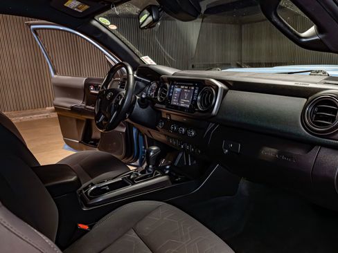 Used 2019 Toyota Tacoma TRD Sport w/ Technology Package image 18