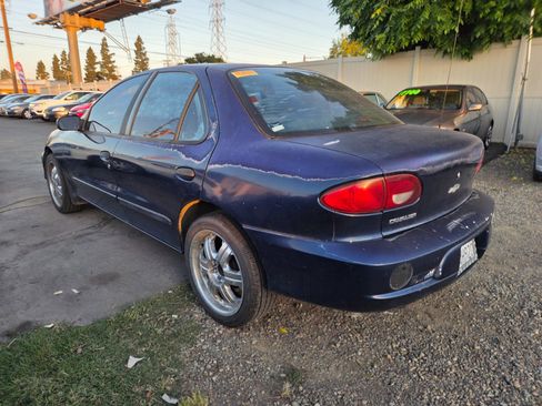 Used 2002 Chevrolet Cavalier Sedan FWD image 2