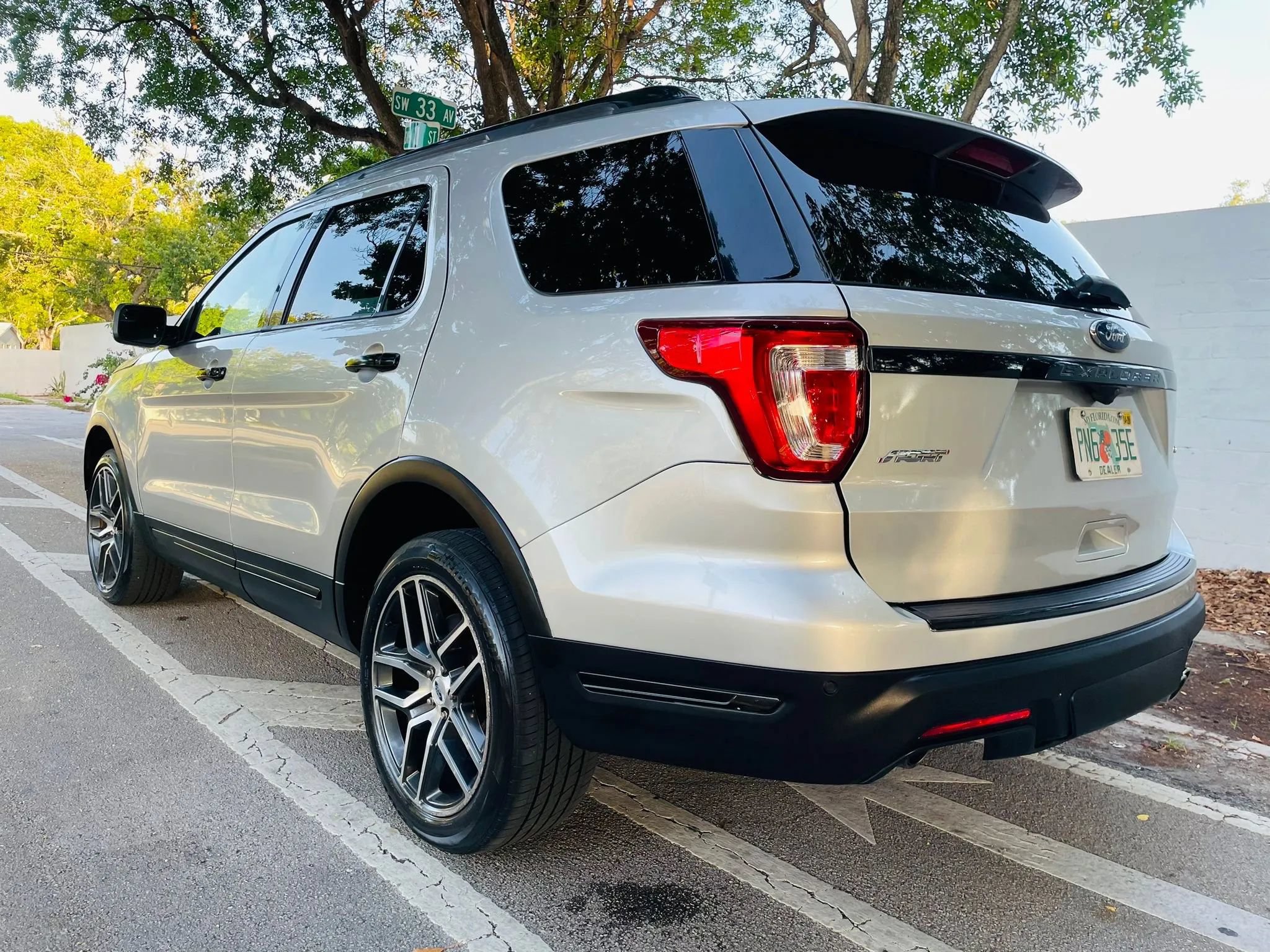 Used 2018 Ford Explorer Sport AWD/4WD image 3
