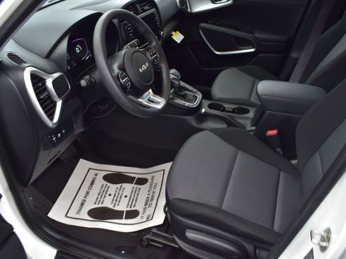 Used 2023 Kia Soul LX w/ LX Technology Package image 12