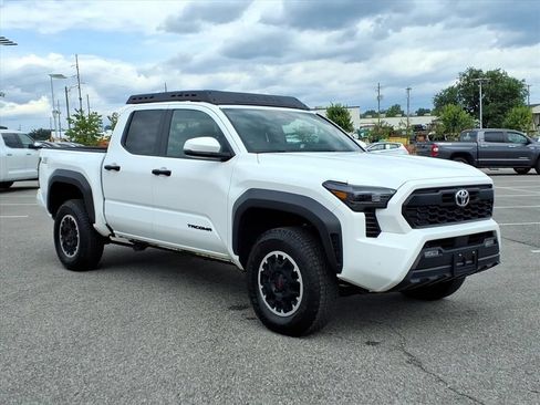Used 2024 Toyota Tacoma TRD Off-Road w/ TRD Off Road Upgrade Package AWD/4WD image 2