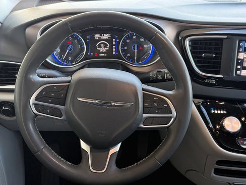 Used 2023 Chrysler Voyager LX image 14