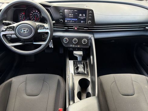 Used 2022 Hyundai Elantra SE FWD image 12