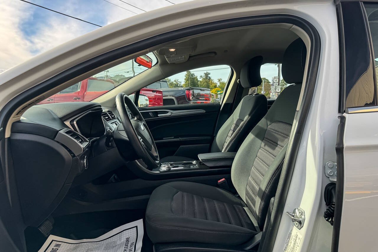 Used 2018 Ford Fusion SE FWD image 20