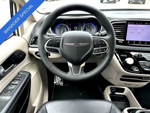 Used 2024 Chrysler Pacifica Touring-L FWD image 22