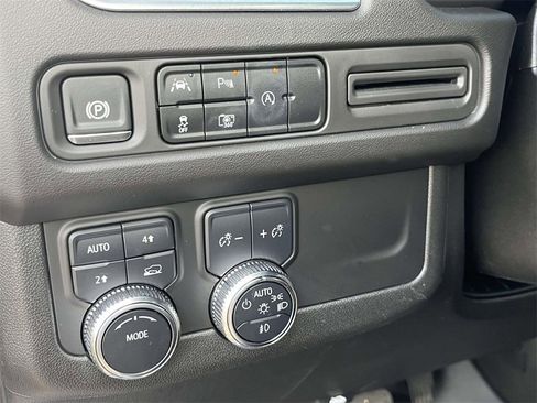 Used 2024 GMC Yukon XL SLT w/ SLT Luxury Package image 18