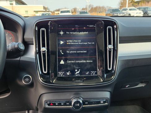 Used 2019 Volvo XC40 T5 Momentum image 12