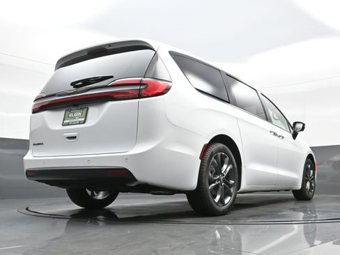 New 2026 Chrysler Pacifica Select image 16