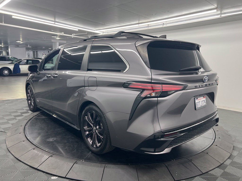 Used 2021 Toyota Sienna XSE w/ XSE Plus Package FWD image 4