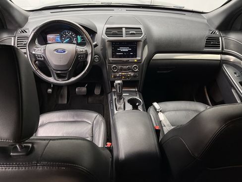 Used 2018 Ford Explorer XLT w/ Equipment Group 202A AWD/4WD image 4