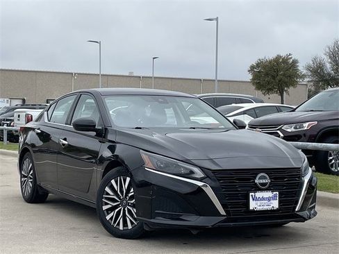 Used 2023 Nissan Altima 2.5 SV image 2