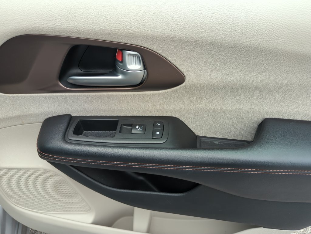 Used 2018 Chrysler Pacifica L FWD image 31