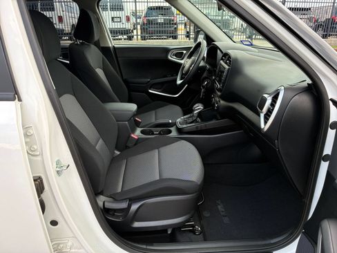 Used 2025 Kia Soul LX w/ LX Technology Package FWD image 29