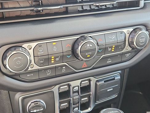 New 2025 Jeep Gladiator Sport image 11