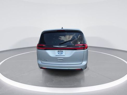 Used 2023 Chrysler Pacifica Touring-L FWD image 7