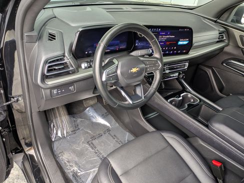 Used 2025 Chevrolet Traverse LT image 12