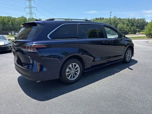 Used 2023 Toyota Sienna LE FWD image 5