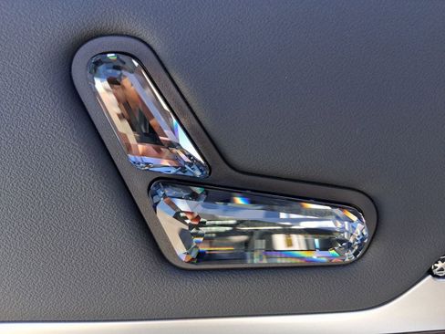 New 2026 BMW 750e xDrive w/ Premium Package image 19