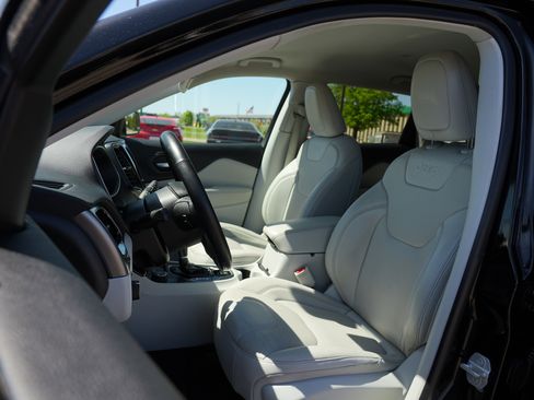 Used 2019 Jeep Cherokee Limited AWD/4WD image 12