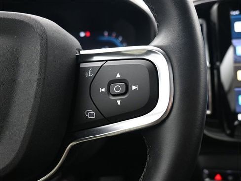 Used 2025 Volvo XC40 B5 Plus image 23