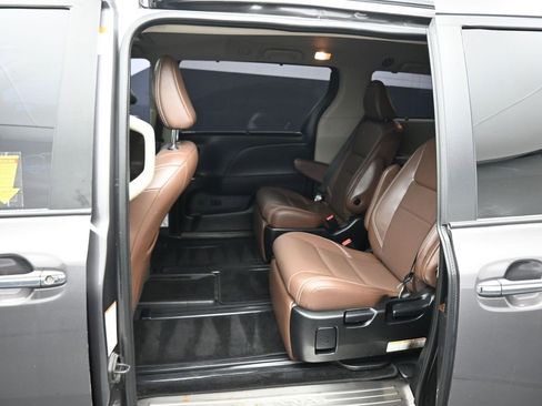 Used 2018 Toyota Sienna Limited image 27