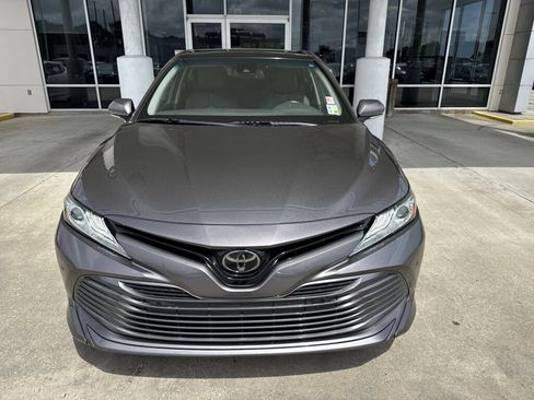Used 2018 Toyota Camry XLE FWD image 2