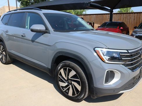 Used 2025 Volkswagen Atlas SE AWD/4WD image 3