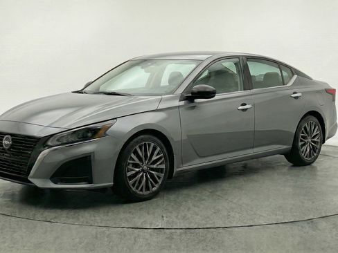 Used 2025 Nissan Altima 2.5 SV image 3