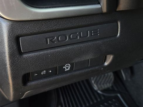 Used 2025 Nissan Rogue S image 17