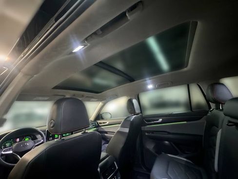 Certified 2025 Volkswagen Atlas Peak Edition SE AWD/4WD image 17