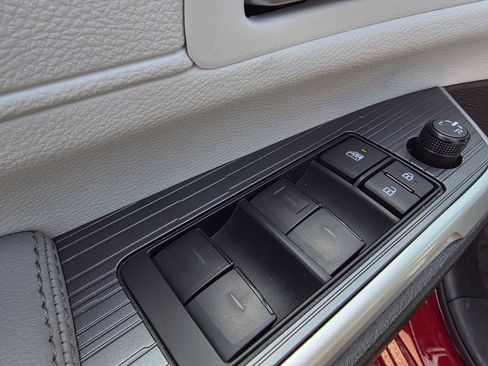 Used 2025 Toyota Sienna XLE w/ XLE Plus Package image 12