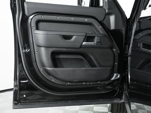 Used 2025 Land Rover Defender 110 S image 71