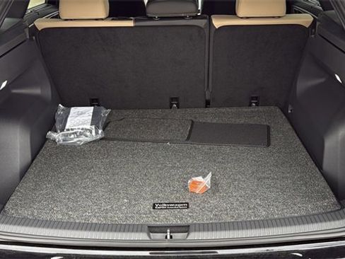 Certified 2025 Volkswagen Atlas Cross Sport SE image 8