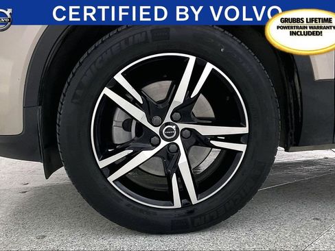 Used 2023 Volvo XC40 B4 Plus image 12