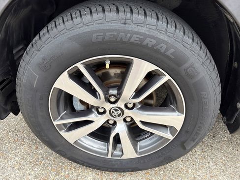 Used 2017 Toyota RAV4 XLE FWD image 10