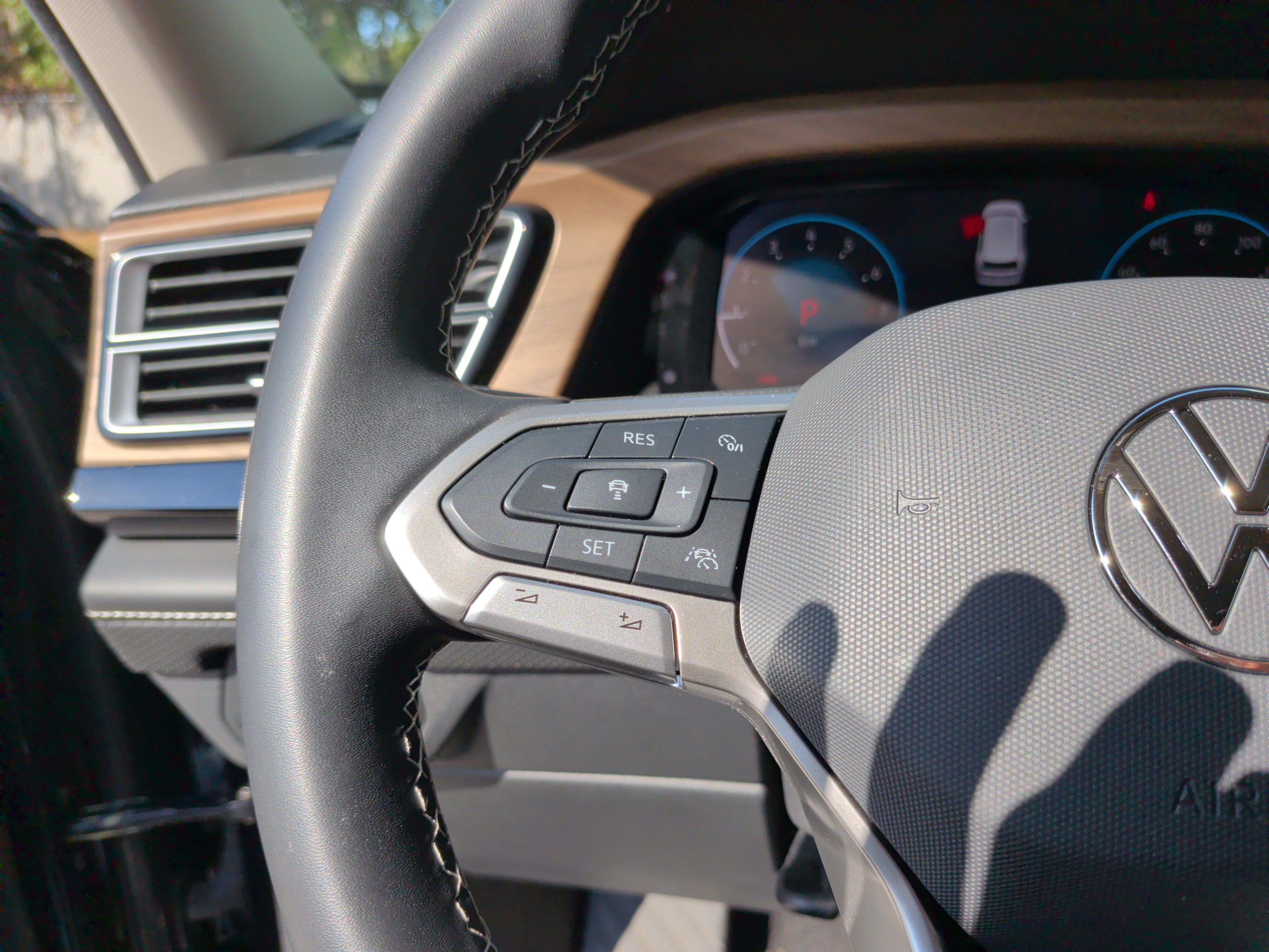 Used 2024 Volkswagen Atlas SE w/ Black Wheel Package FWD image 18