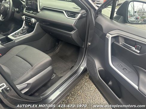 Used 2023 Toyota RAV4 SE image 9