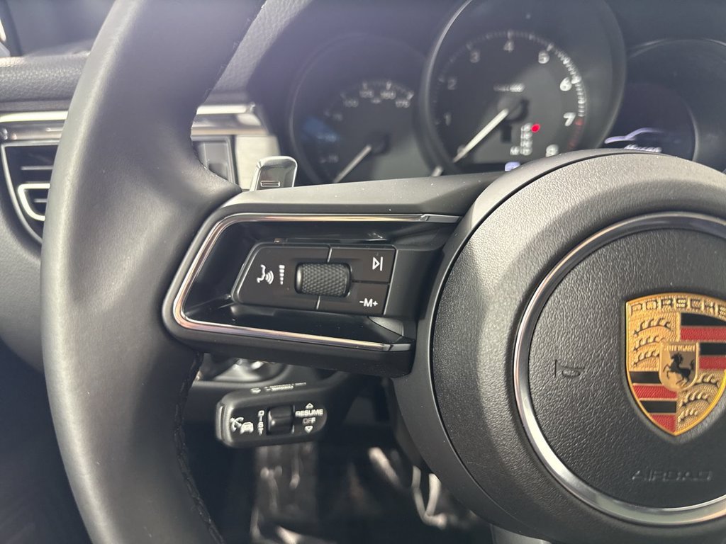 Certified 2025 Porsche Macan AWD/4WD image 37