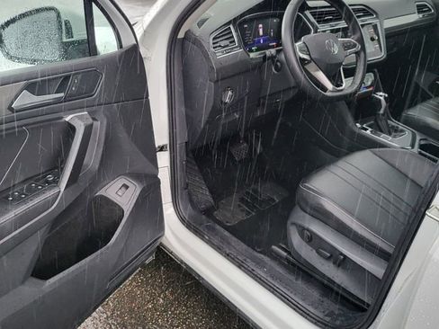 Used 2024 Volkswagen Tiguan SE FWD image 3