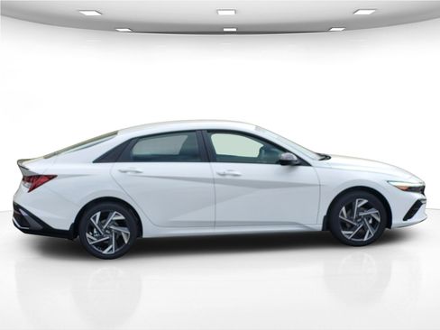 New 2025 Hyundai Elantra SEL image 9