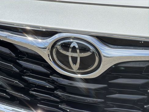 Used 2023 Toyota Highlander Limited FWD image 31