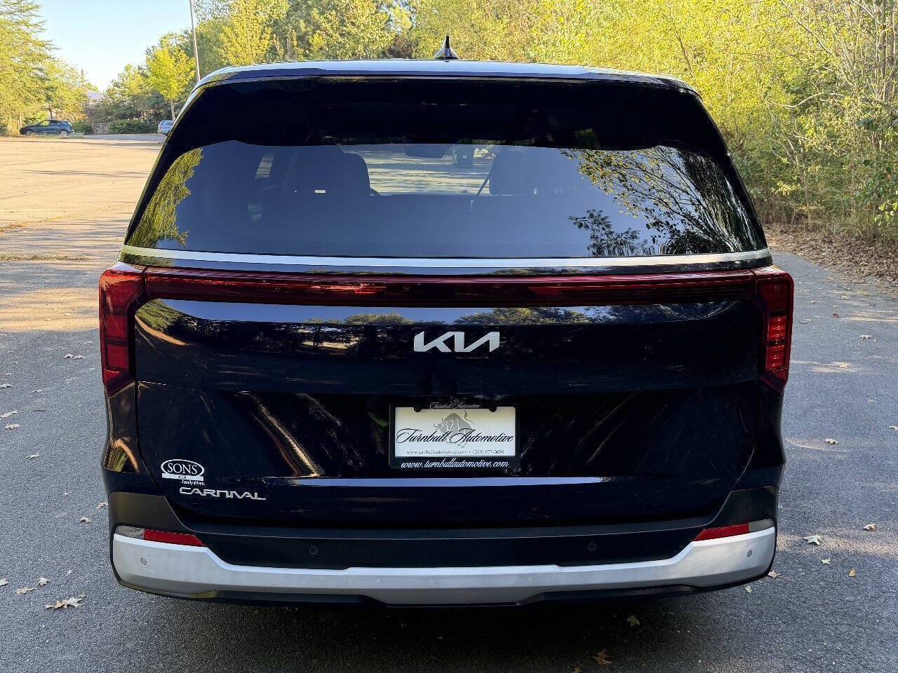 Used 2025 Kia Carnival FWD image 8