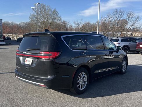 Used 2024 Chrysler Pacifica Touring-L image 4